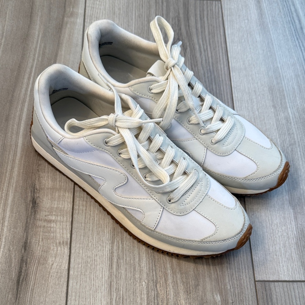 EUC Universal Thread Ladies Mercedes Sneakers - size 9 1/2